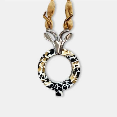 Lupa de lectura colgante Kudu jaspeado de la colección Savannah con figura bañada en plata, cuernos en oro y collar de seda natural