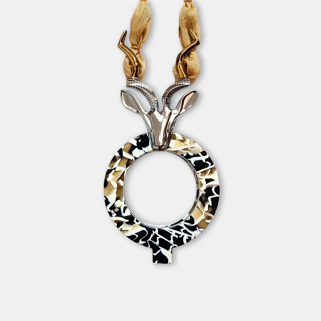 Lupa de lectura colgante Kudu jaspeado de la colección Savannah con figura bañada en plata, cuernos en oro y collar de seda natural