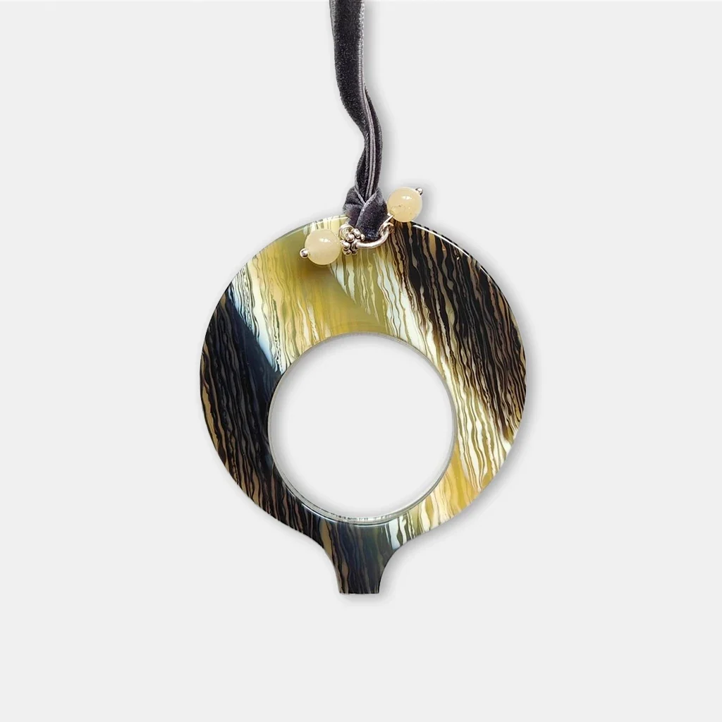 Lupa de lectura colgante Luna Astada en acetato efecto cuerno con collar de terciopelo gris y piedras naturales