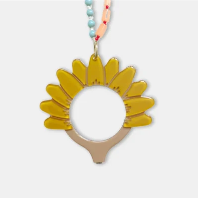 Lupa de lectura colgante Margarita Mostaza de acetato de triple capa con collar de bolitas de vidrio en tonos marrón, turquesa y beige