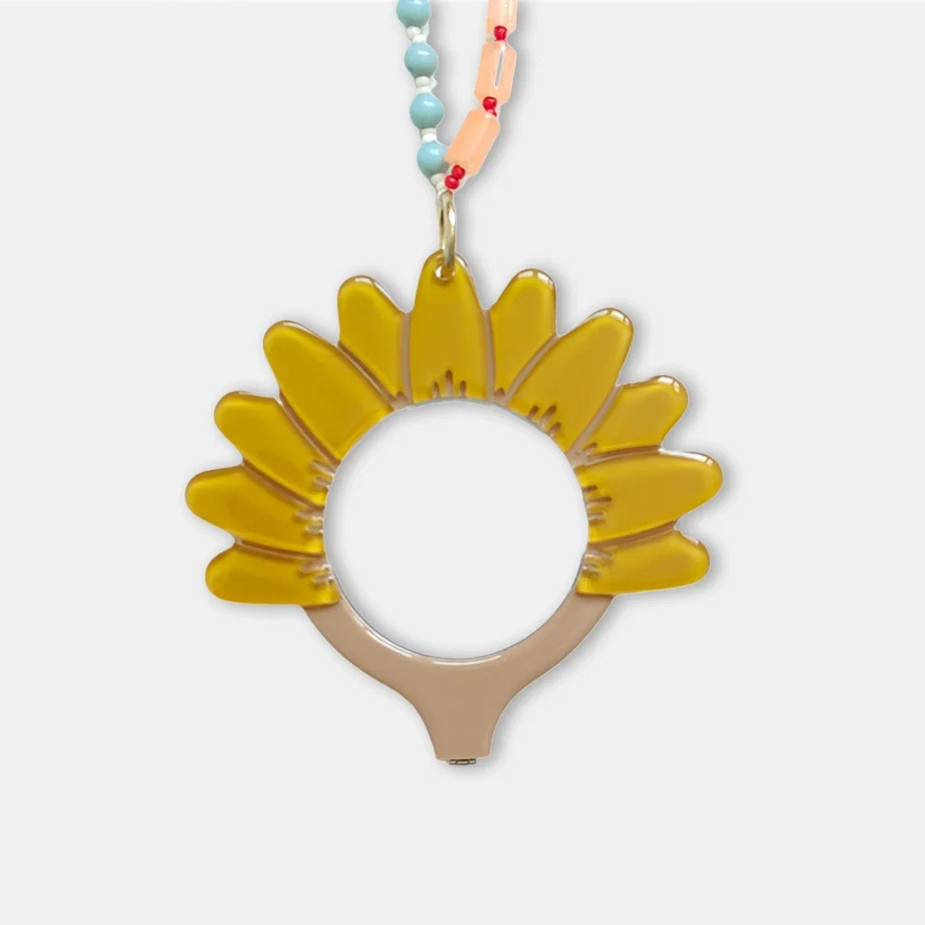 Lupa de lectura colgante Margarita Mostaza de acetato de triple capa con collar de bolitas de vidrio en tonos marrón, turquesa y beige
