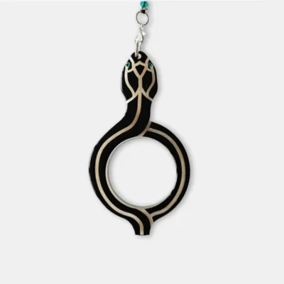 Lupa de lectura colgante Serpiente Esmeralda en acetato negro y nácar con collar de cuentas de cristal