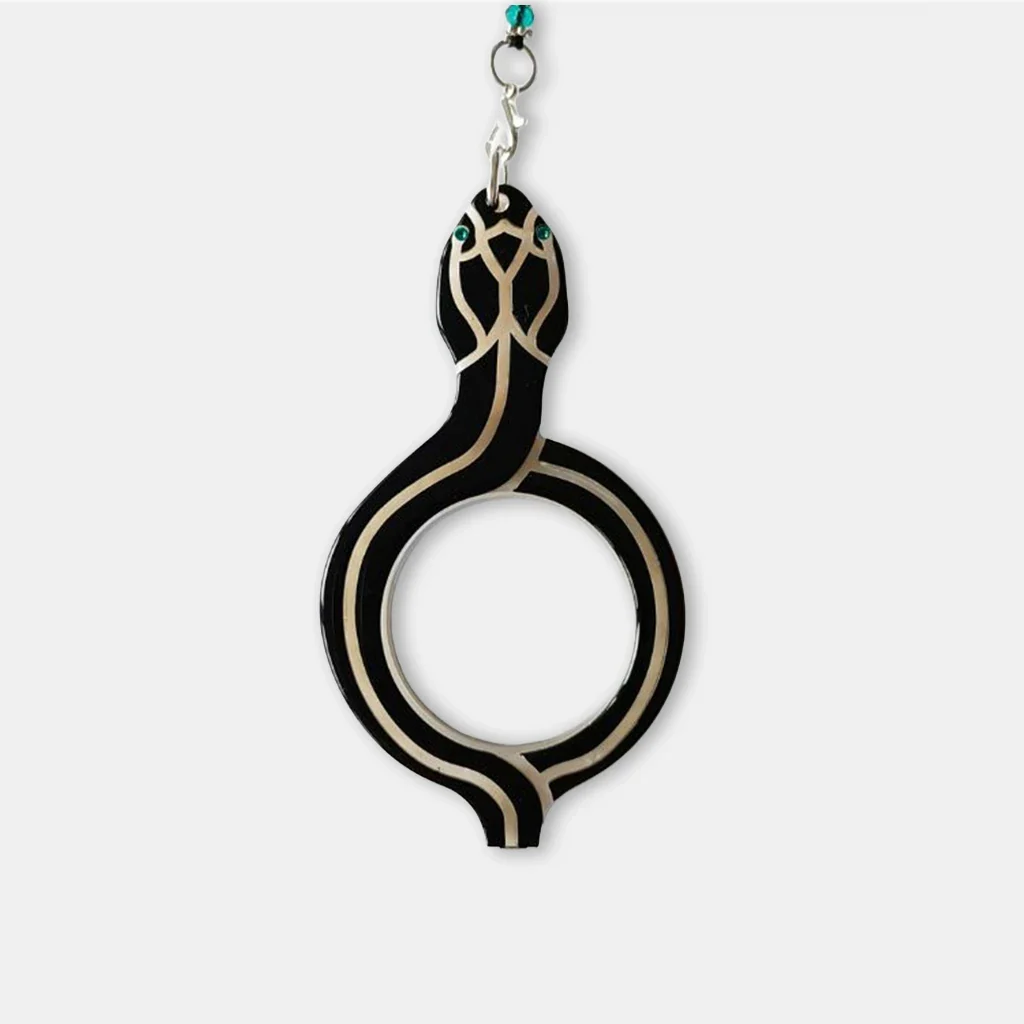 Lupa de lectura colgante Serpiente Esmeralda en acetato negro y nácar con collar de cuentas de cristal