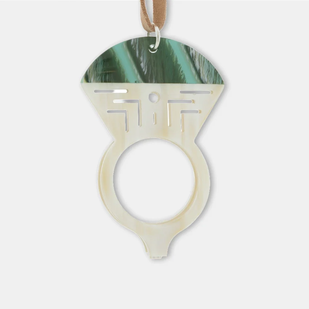 Lupa de lectura colgante Tuareg Tribal Verde inspirada en la joyería tradicional tuareg con abalorios artesanales